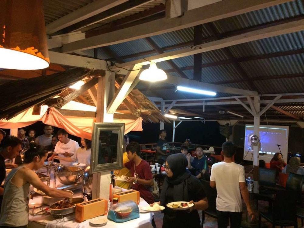 Marina Bay Resort & Restaurant Kampung Genting Экстерьер фото