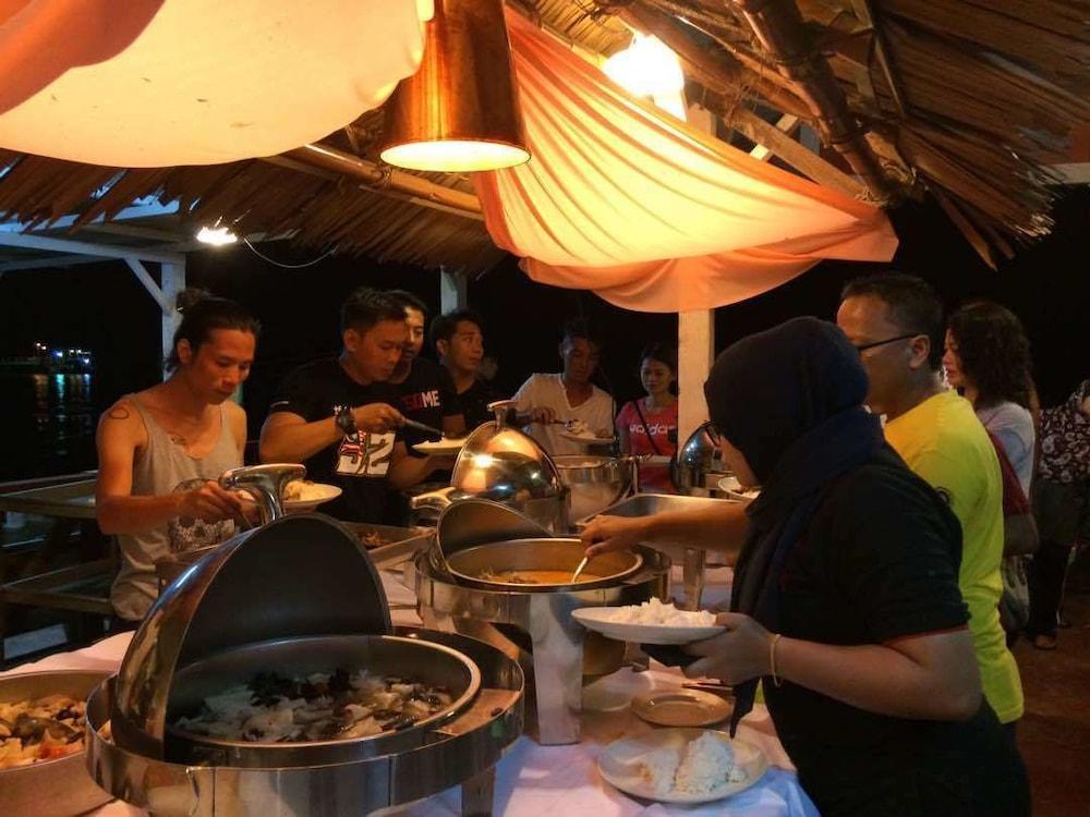 Marina Bay Resort & Restaurant Kampung Genting Экстерьер фото